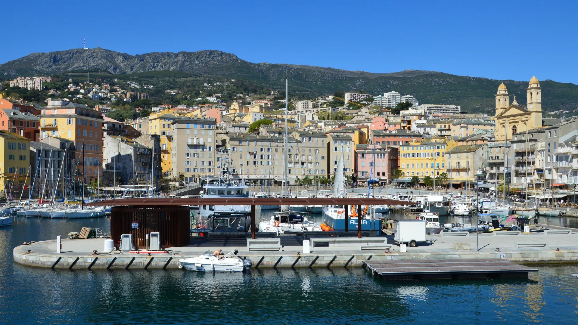 Bastia, ville génoise, à 7 minutes de A Villa Rosa