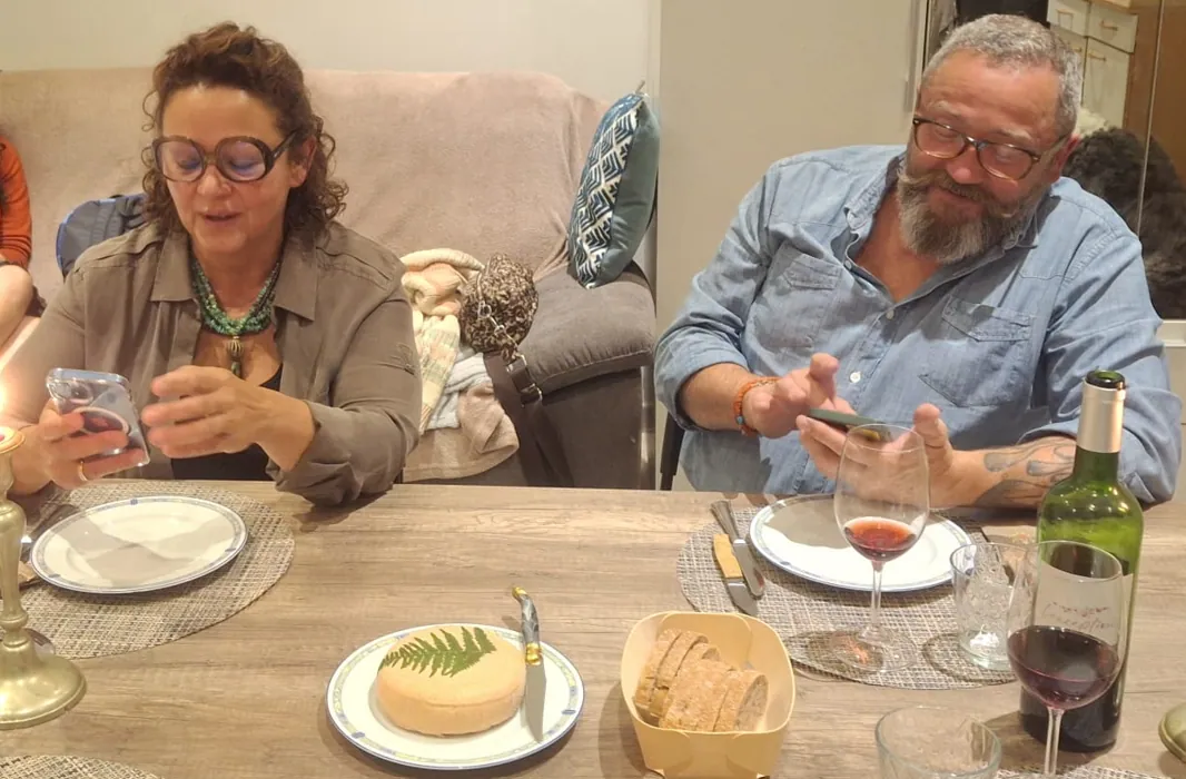 Un moment convivial autour de la table à A Villa Rosa