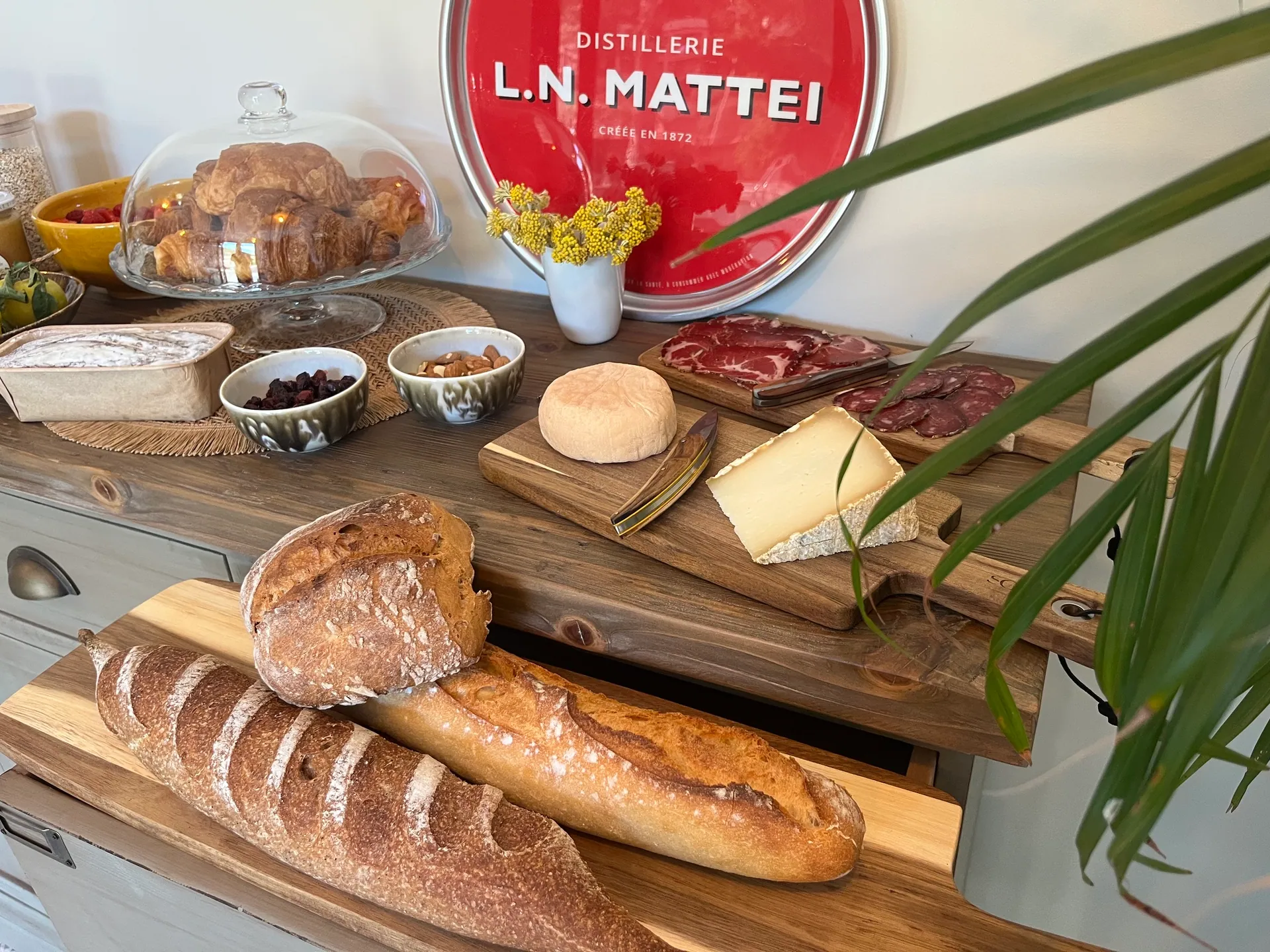 Petit-déjeuner maison à A Villa Rosa : pains, viennoiseries, fromages et charcuterie corse